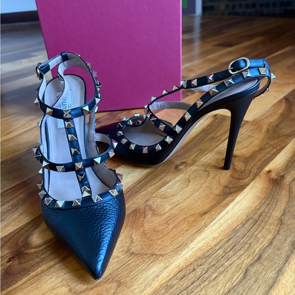 VALENTINO GARAVANI
Pebble Leather Rockstud Caged Pump 100mm, NEW - Picture 9 of 15